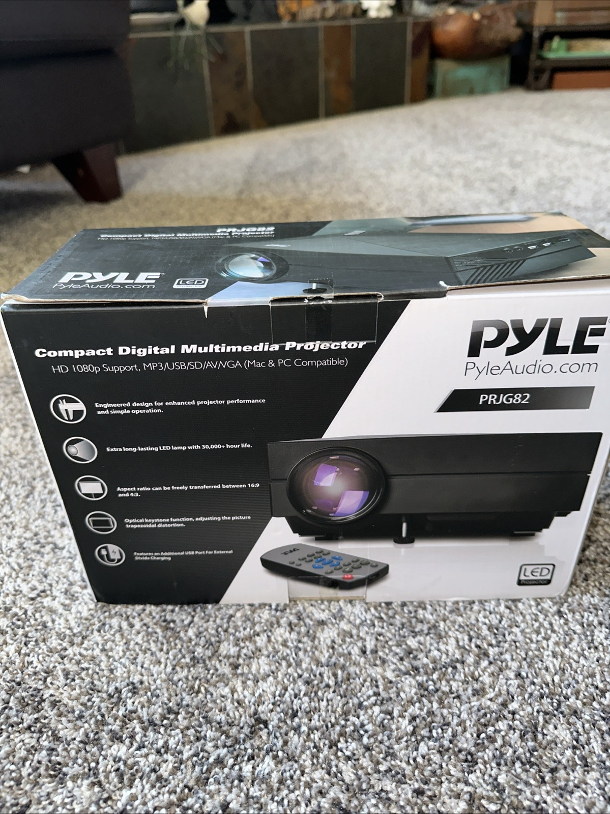BNIB Pyle Compact Multimedia Projector PRJG82 Adjustable Screen Internal Speaker