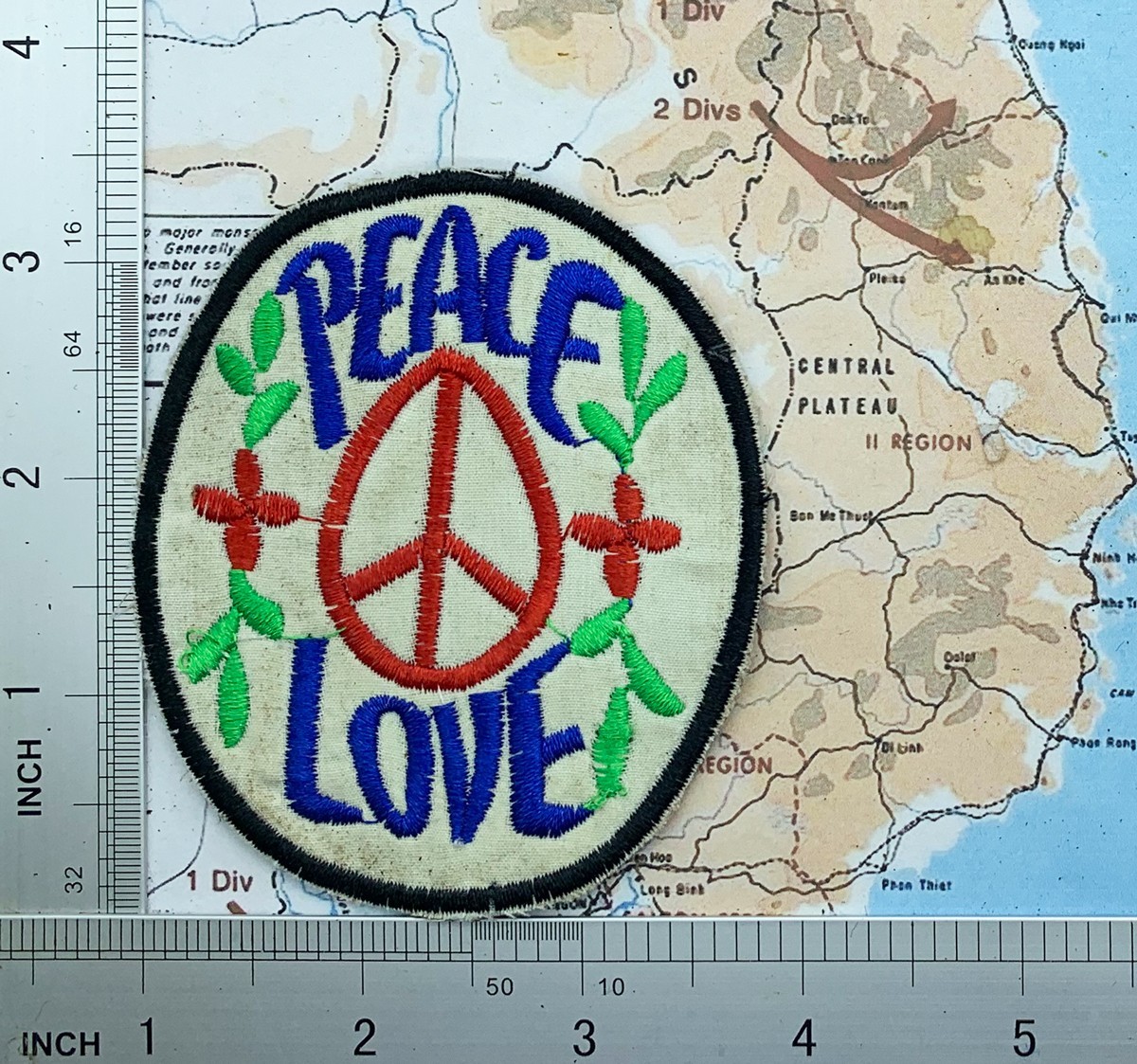 Patch - PEACE and LOVE - Anti Vietnam War - Flower Power , p2-18
