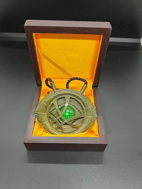Eye of Agamotto Doctor Strange Marvel Light-Up Prop Replica Amulet + BOX