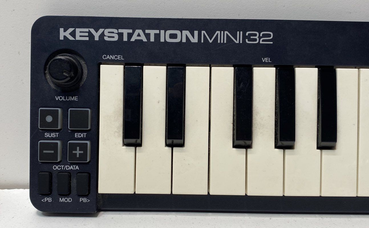 M-Audio Keystation Mini 32 Ultra-Portable MIDI Keyboard Controller 32-Key