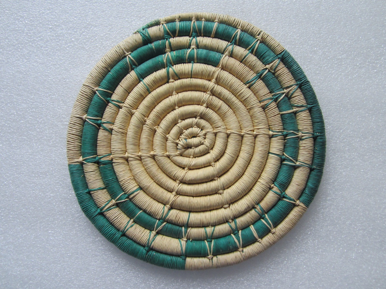 BEAUTIFUL ORIGINAL VINTAGE RAFFIA PLATE BASKET 8”