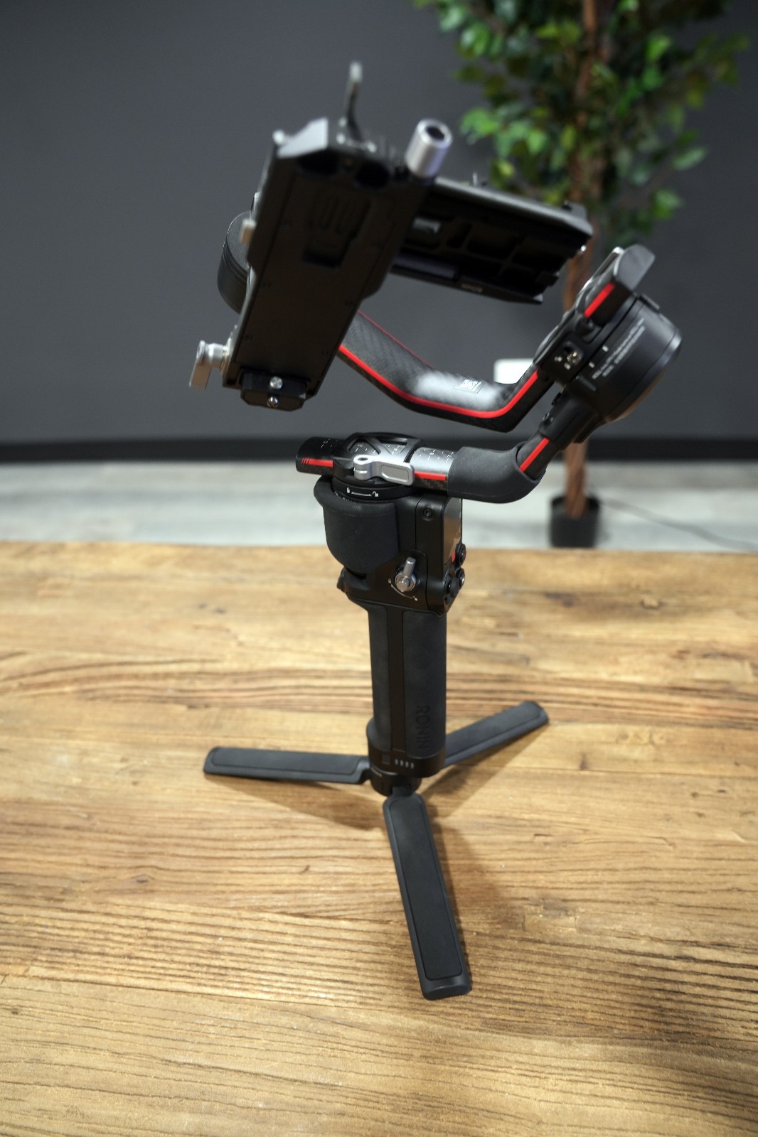 DJI RS 2 Gimbal Camera Stabilizer - NEEDS BATTERY