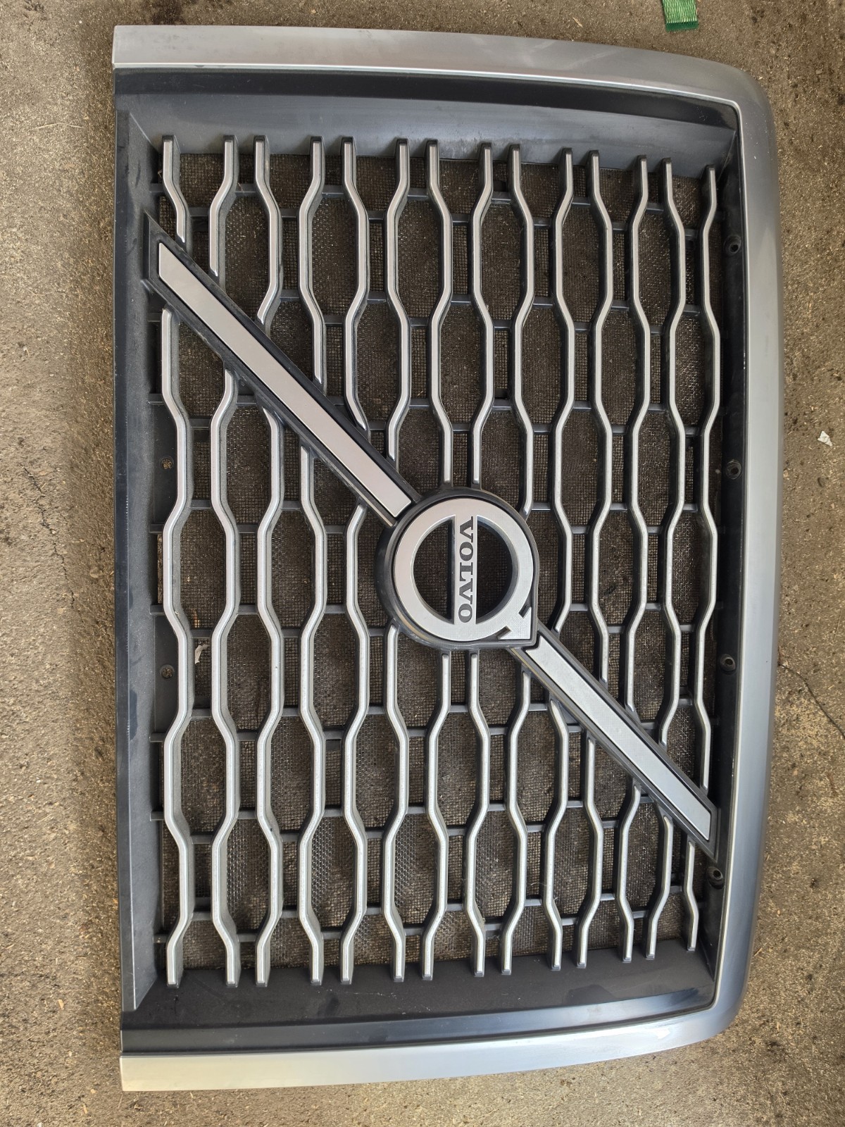 OEM Volvo Vnl front grill in Very Good Condition 84724159