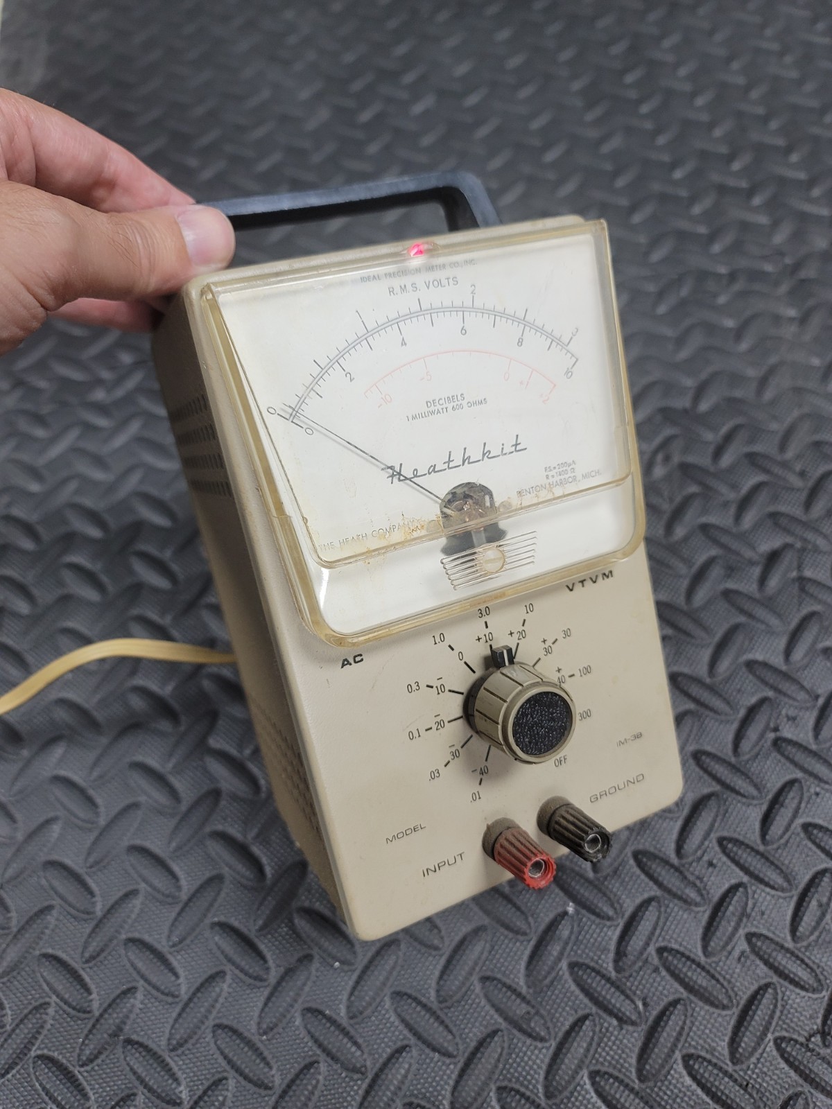 Heath Company Vacuum Tube Volt Meter AC VTVM Model IM-38 Turns on AS-IS