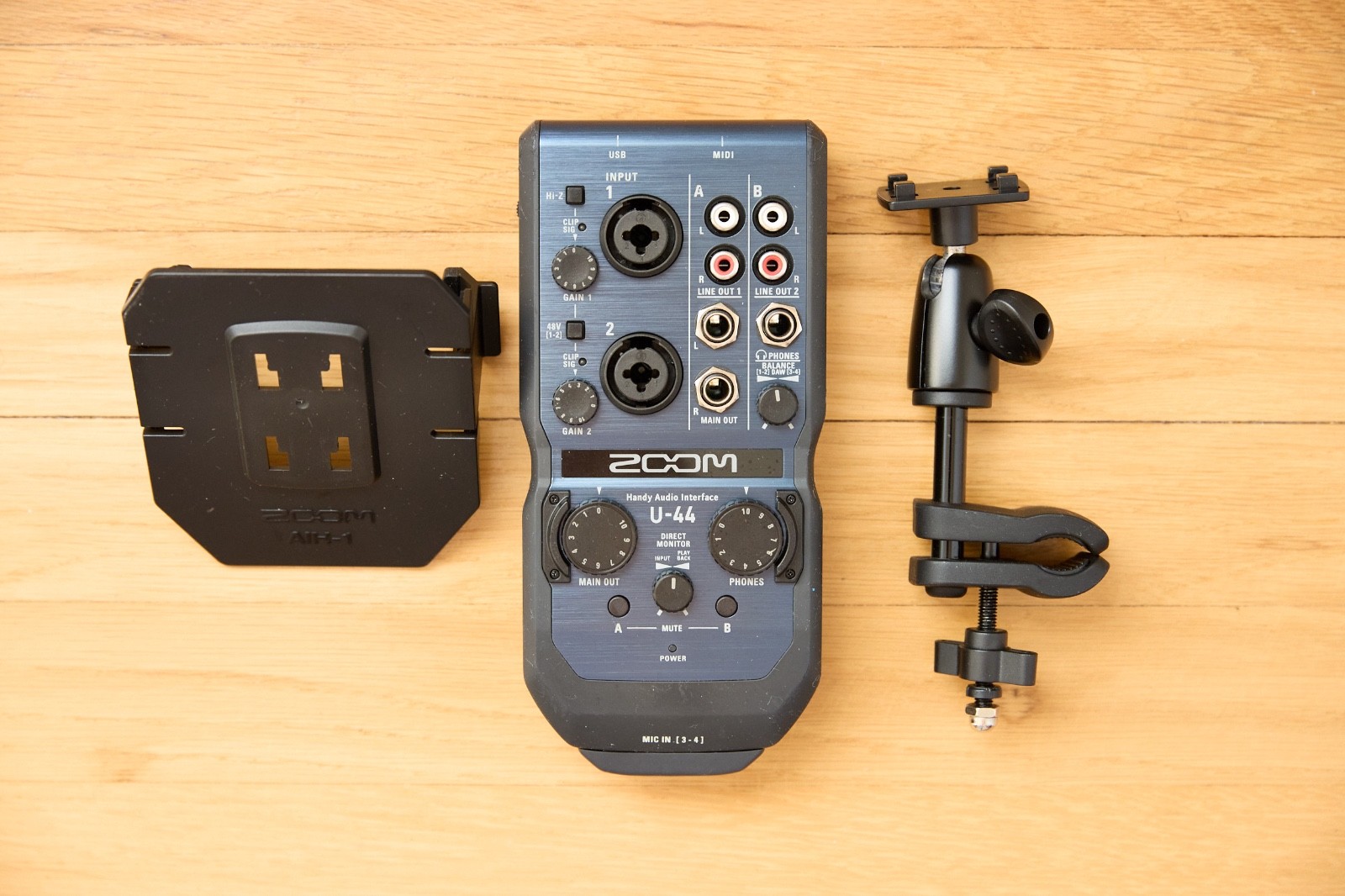 TESTED Zoom U-44 24-bit/96kHz 4-channel Audio Interface + AIH-1 stand mount