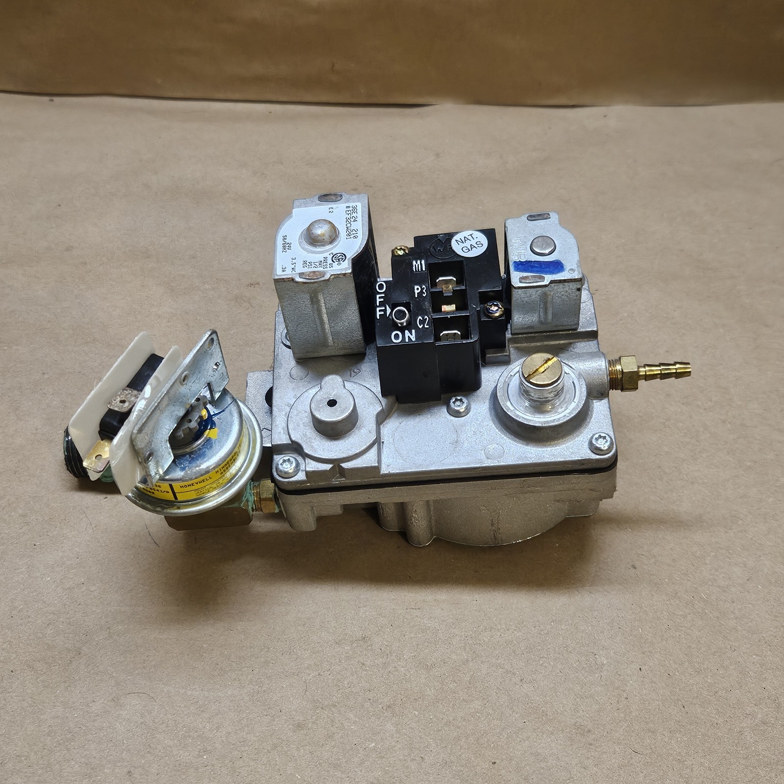 White-Rodgers EF32CW201  36E24 210 Gas Valve Assembly Good Used Condition