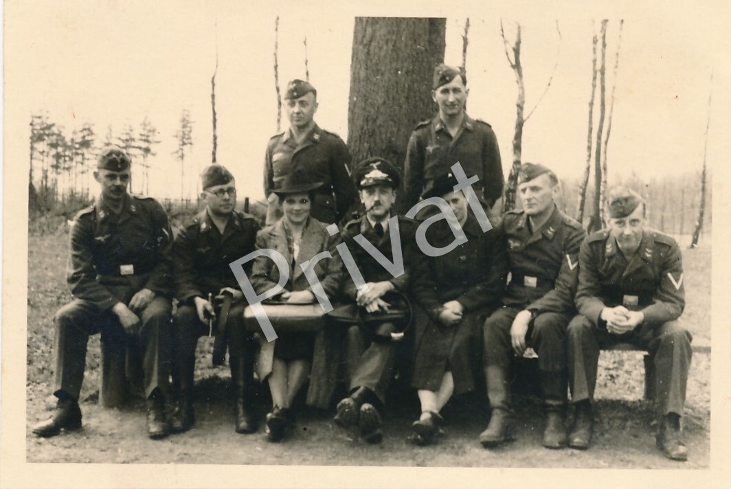 Photo WW II Wehrmacht Soldiers Ladies Visit Leisure L1.86