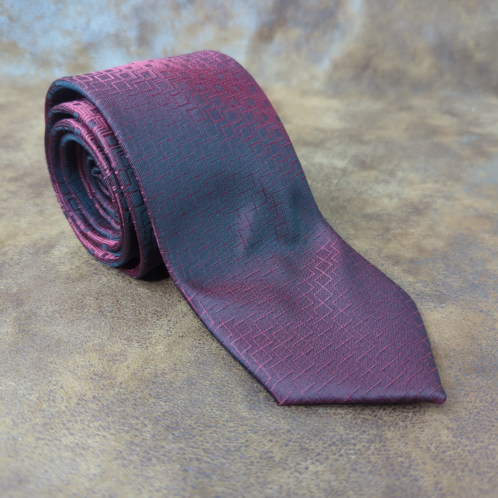 Van Heusen Burgundy Maroon 100% Polyester Men’s Necktie Tie Geometric Pattern