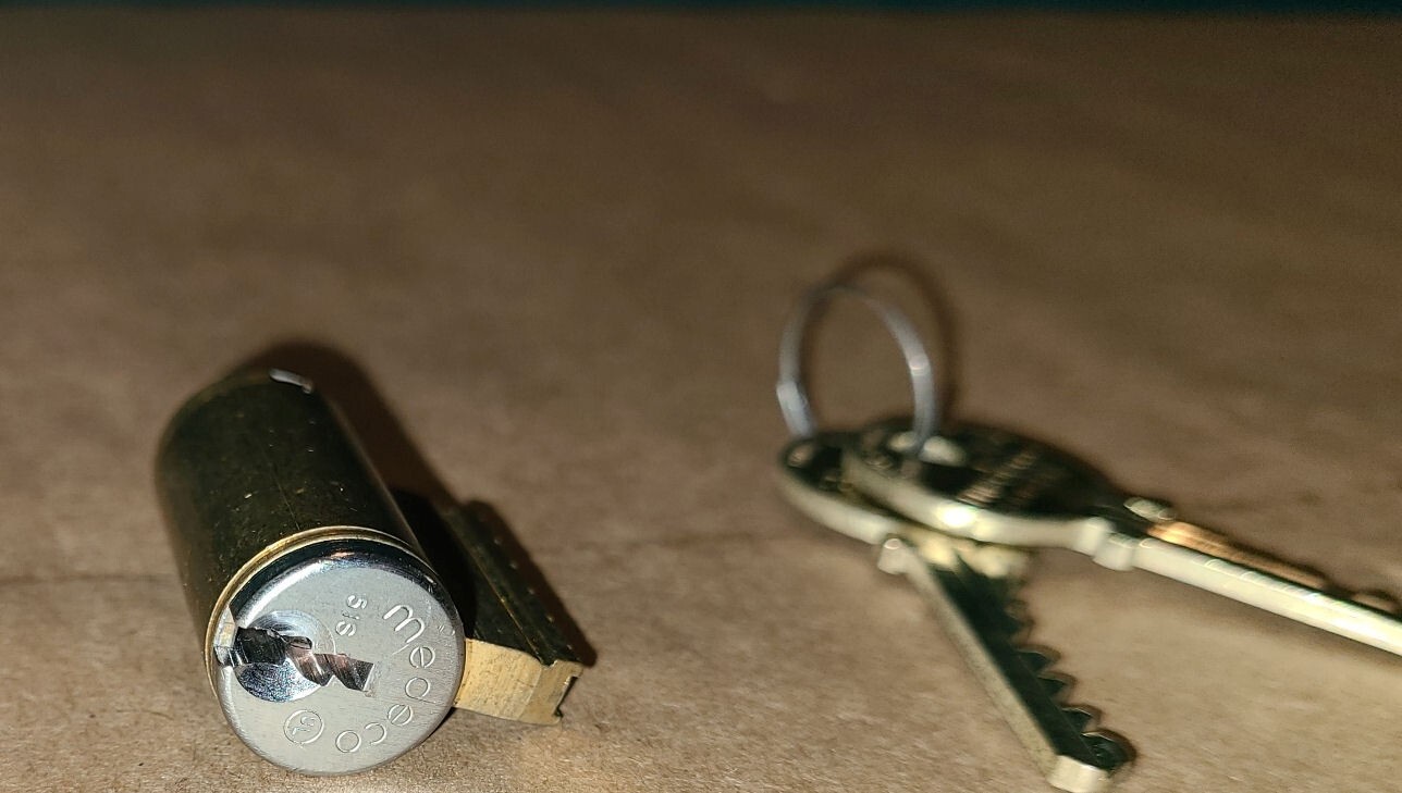 Medeco model 51S KIK cylinder with 2 working keys - Tested good