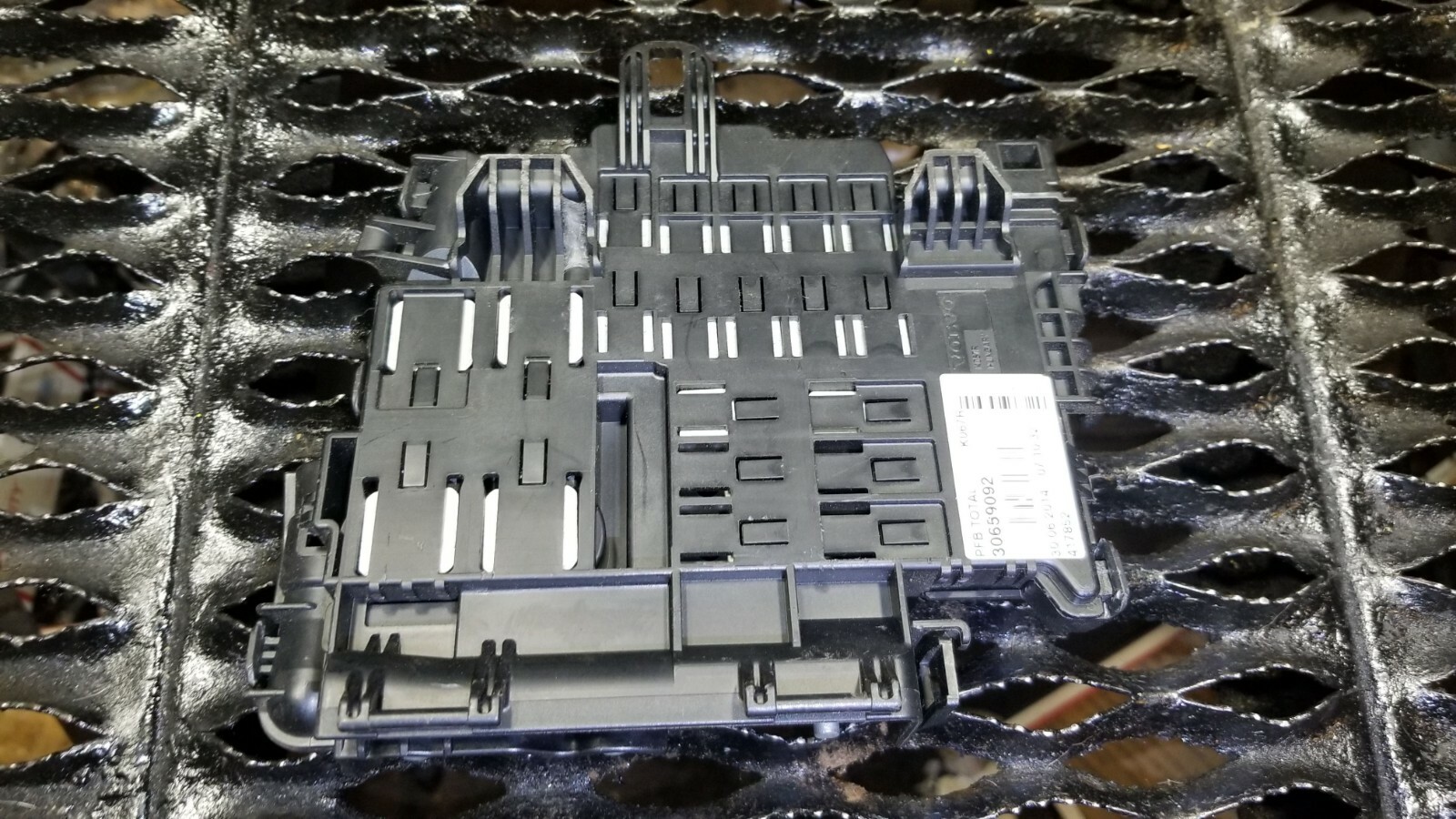 14 15 16 17 VOLVO S60 Start Stop Fuse Box OEM