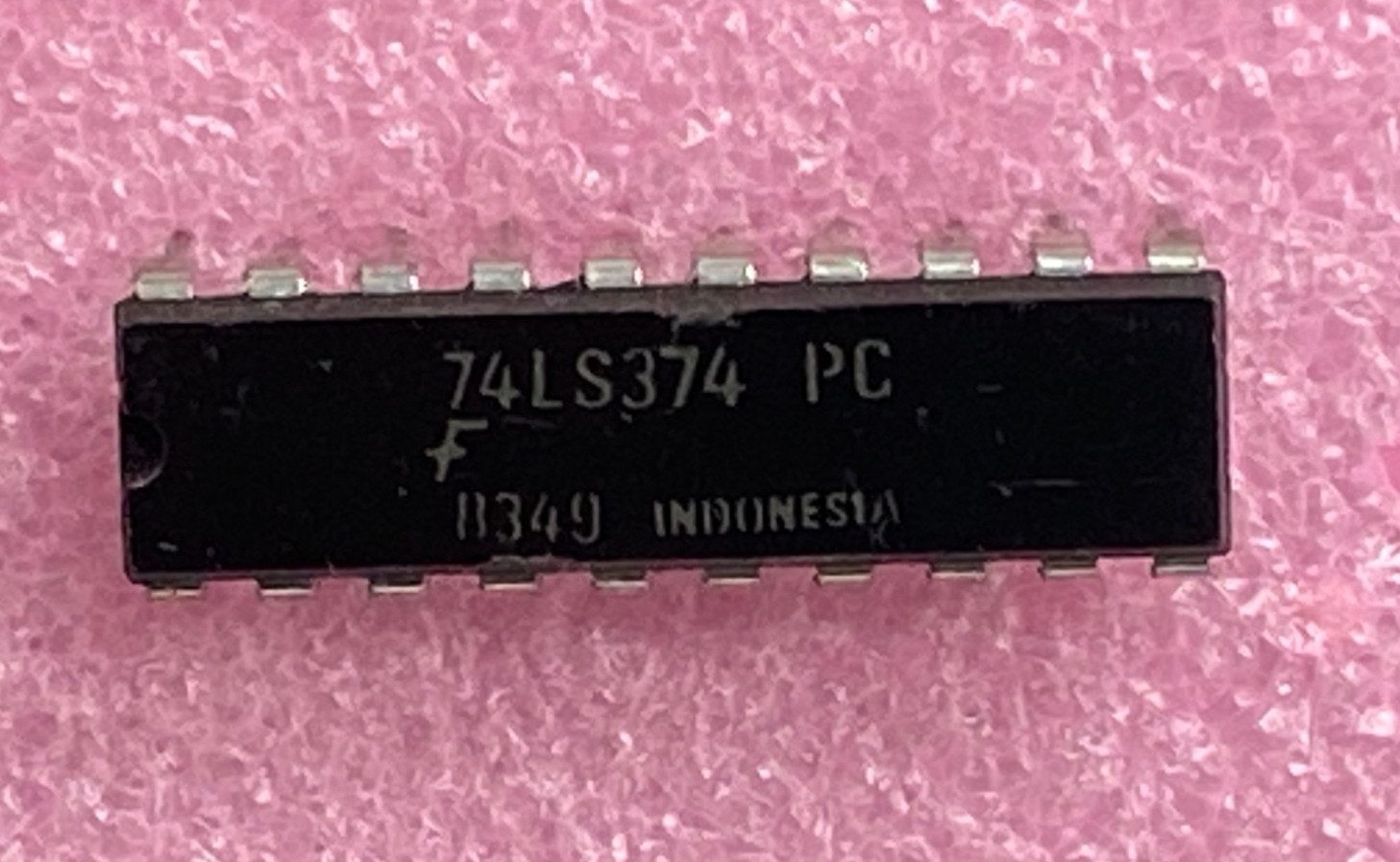 Fairchild 74LS374PC octal D type flip flop, 3-state Integrated Circuits