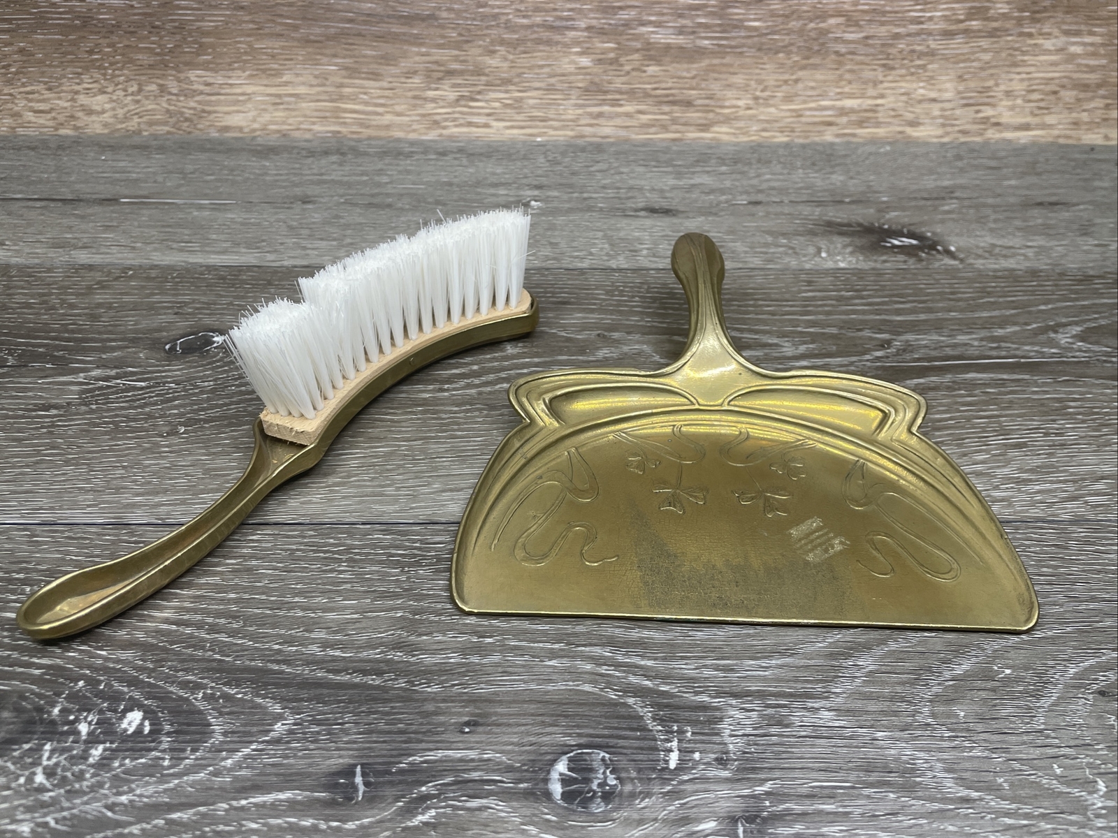 Art Nouveau Tischkehrset  Bronze Shovel Dustpan and Brush Tishbürste