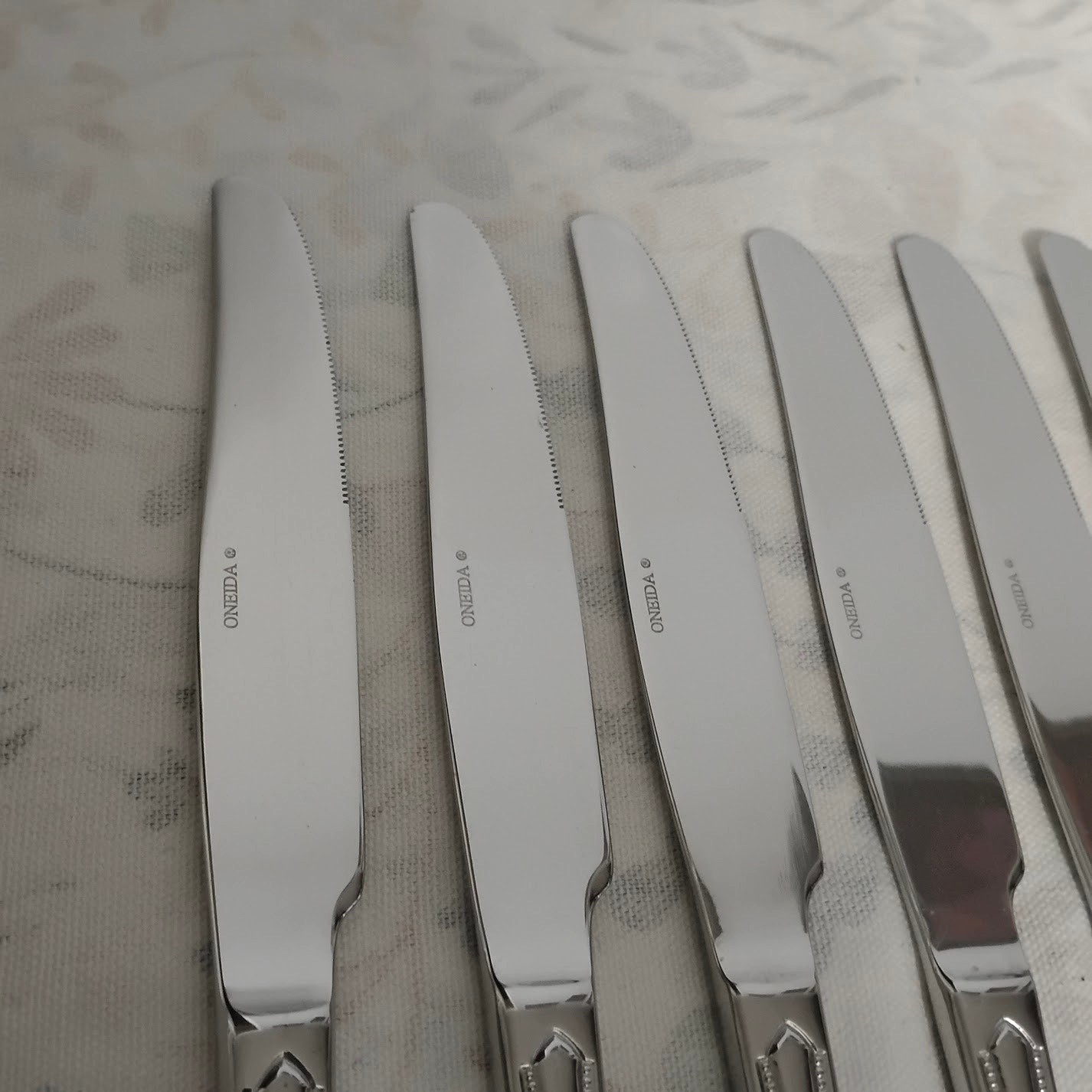 6 Oneida Countess Stainless Glossy Dinner Knives Beaded
