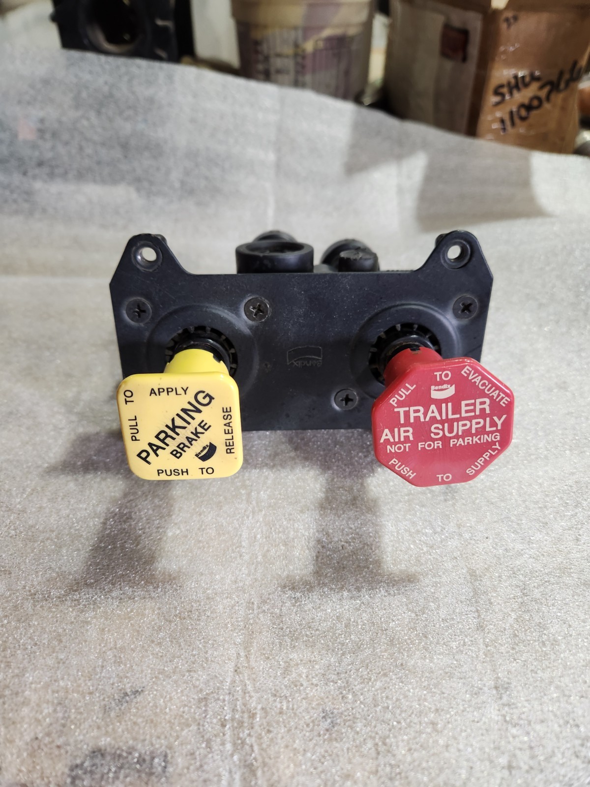 Bendix 5005058 Dash Control Park Brake Valve, MV3 Type, 1/4” Ports