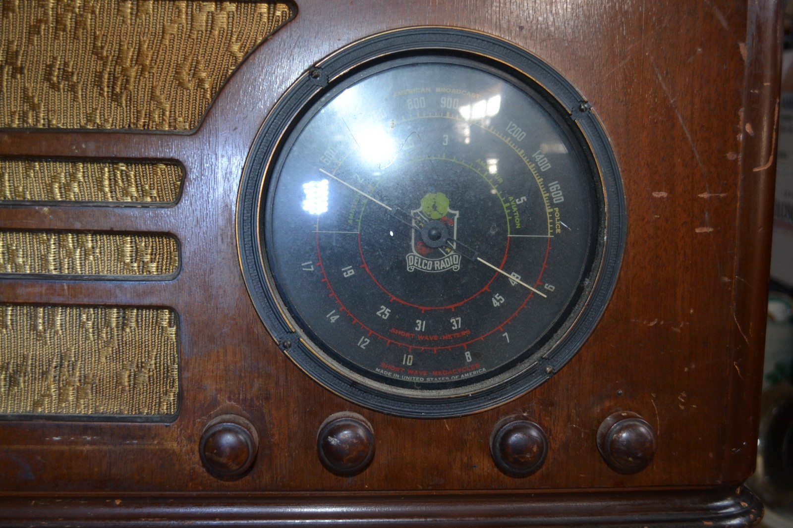 GM DELCO model R-6111 in nice restorable condition original knobs not tested