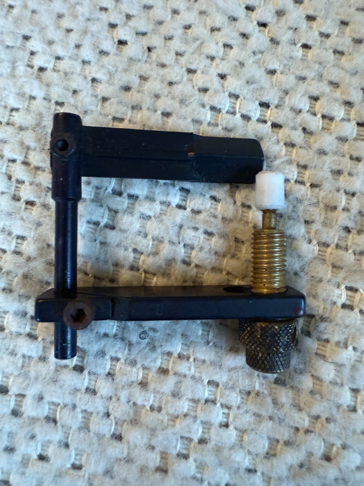 Pressure Plunger Archery Flipper Rest