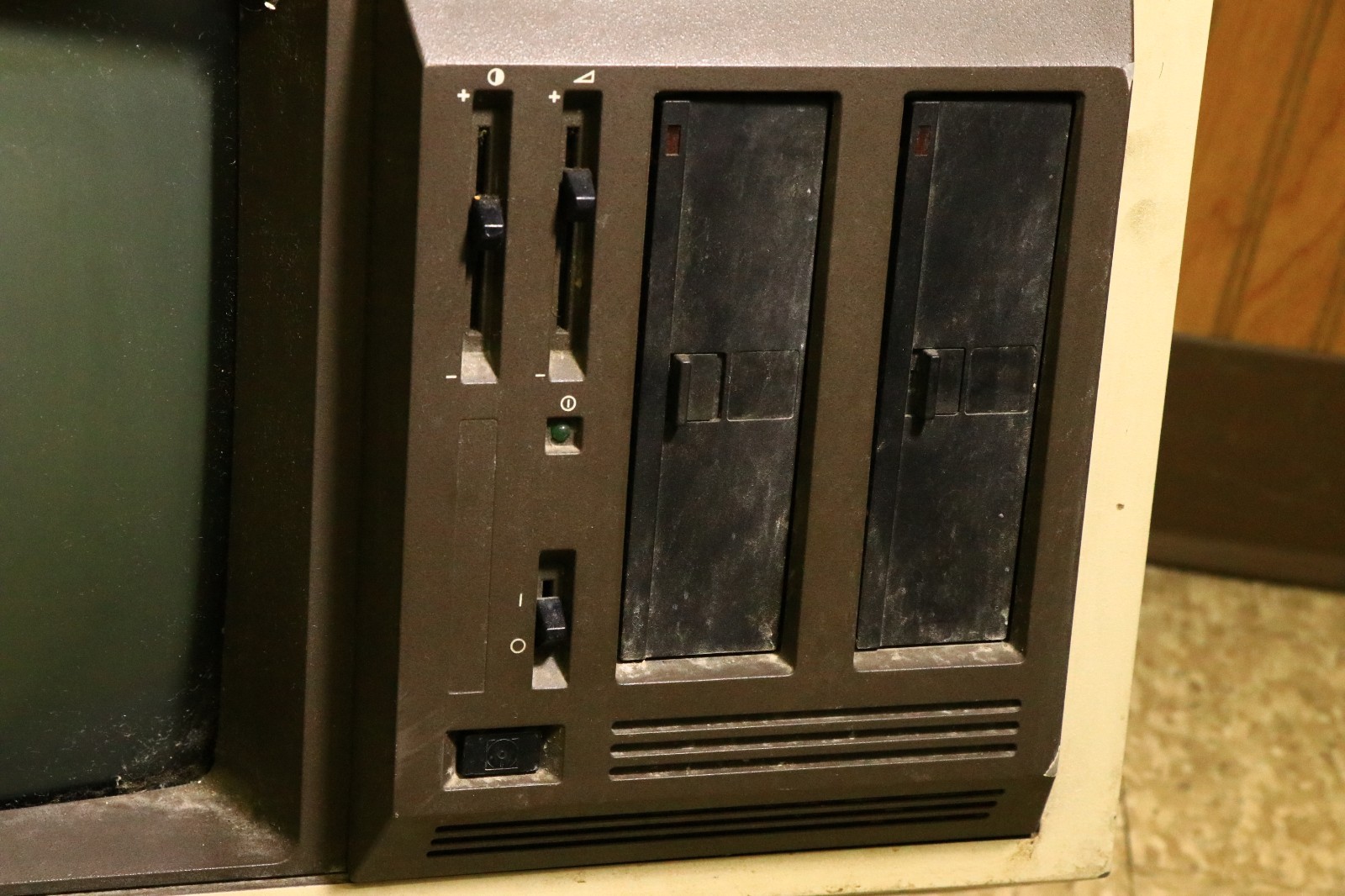Philips 3000 Computer System Type M3004 VDU Dual Drives as-is Powers On