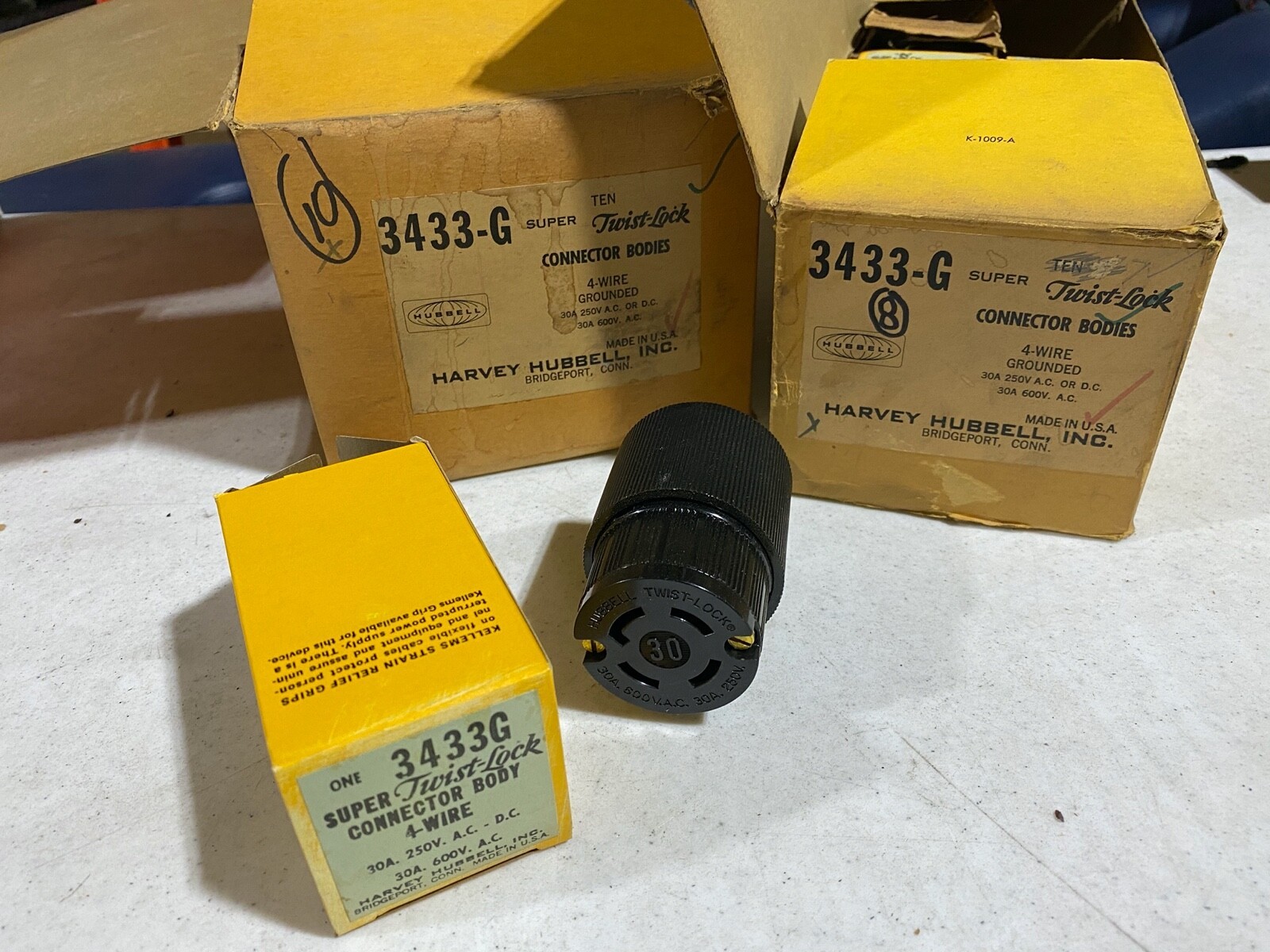 THREE (3) Hubbell 3433-G Twist-Lock Connector Body 30A 250/600V 4-Wire, NOS