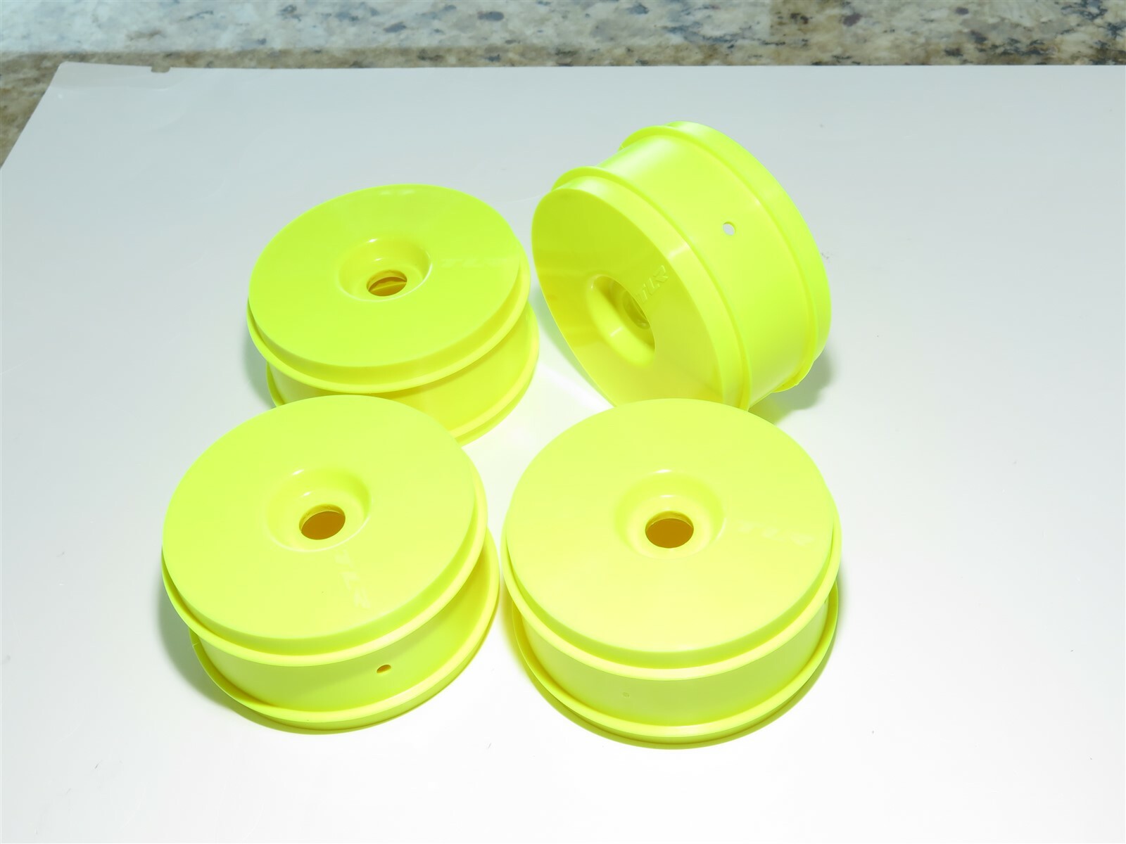 TLR04011 TEAM LOSI 8IGHT-XE ELITE BUGGY YELLOW WHEELS