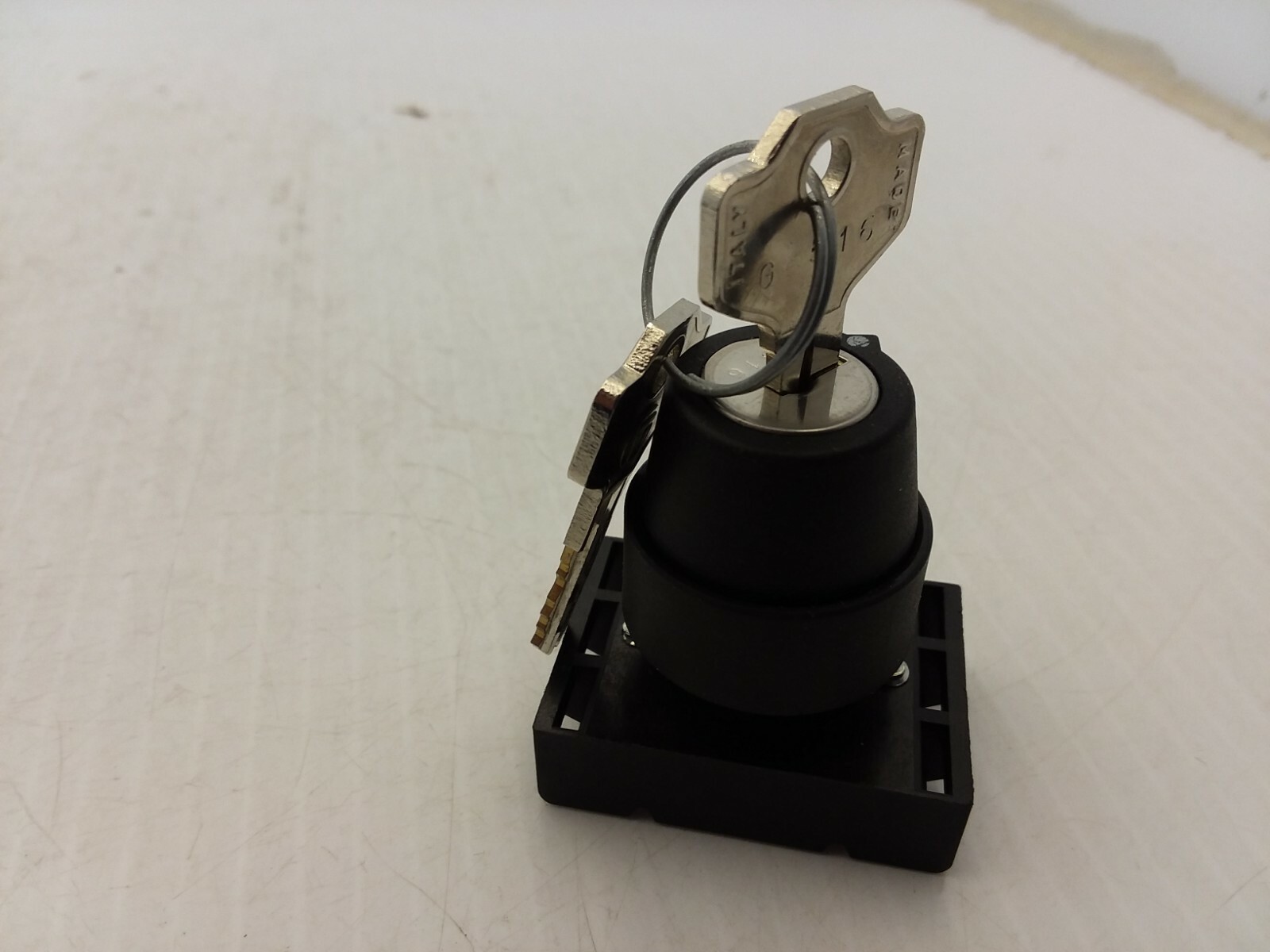 LOVATO 8LP2TS321 SELECTOR SWITCH OPERATOR 2 POSITION W/2 KEYS NNB