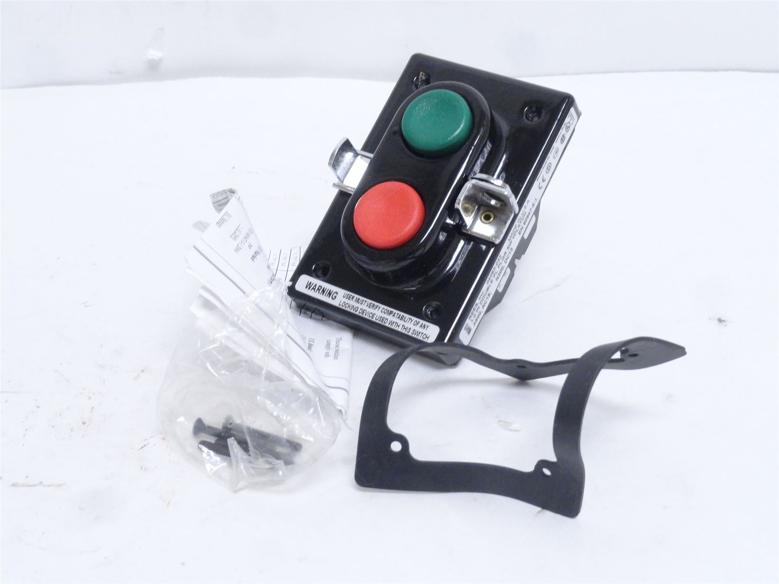 245094 New-No Box; Rees 04062-032 Green-Red 1" Push Button; W'Padlock Latch