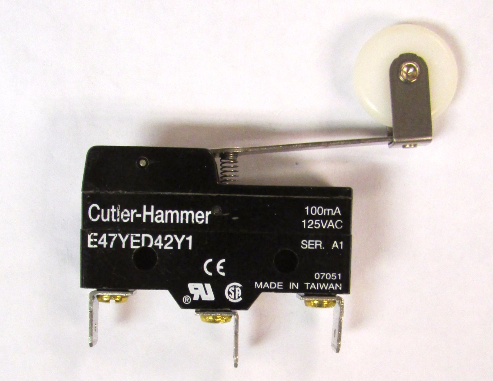 CUTLER HAMMER Roller Lever 100 MA 125VAC Micro Switch E47YED42Y1
