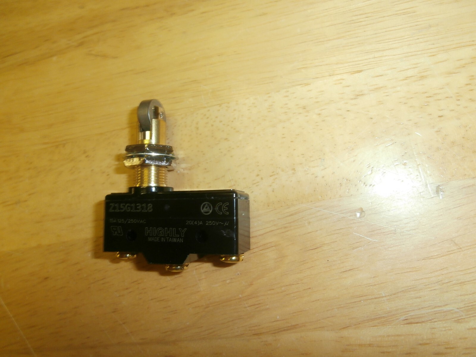Z15G1318 Hvy Duty Snap Action Momentary Switch w/Side Roller Plunger 30-1318B