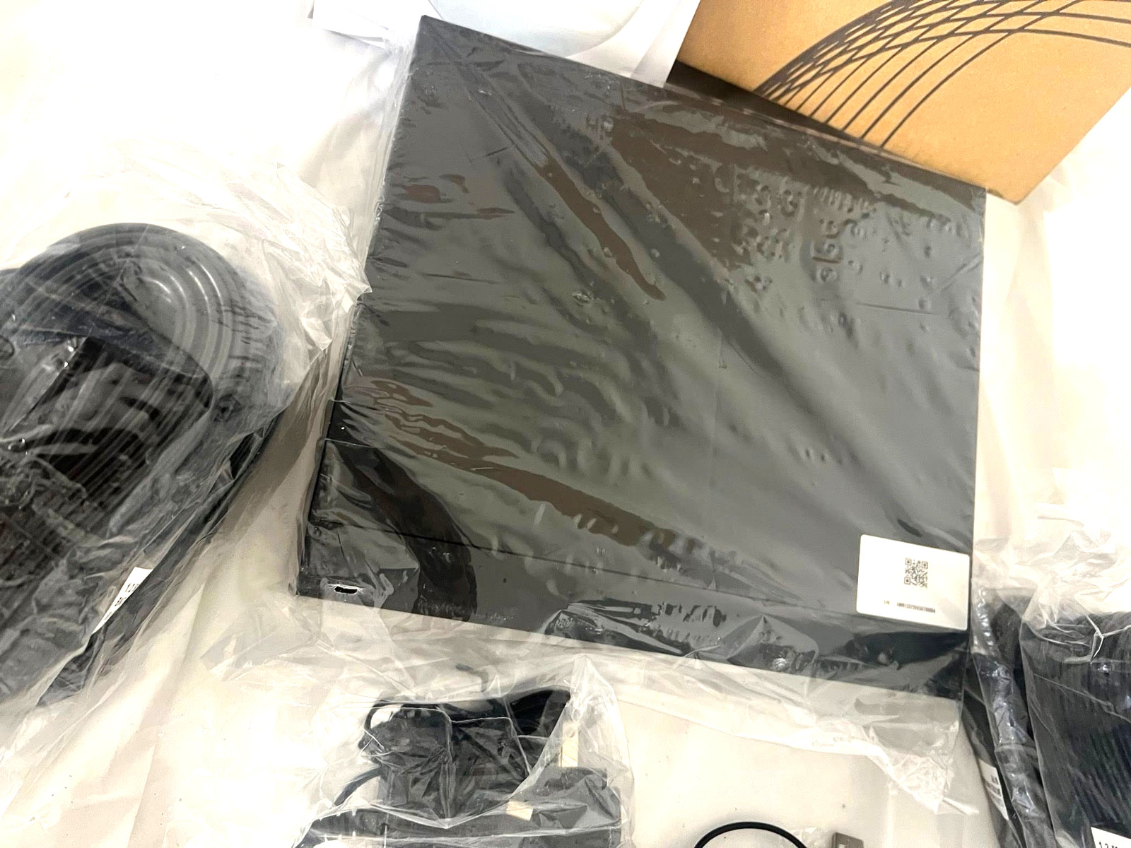 Amcrest Network Video Recorder AMDV10818-S5 NEW WITH CAMERA CABLE NEW.