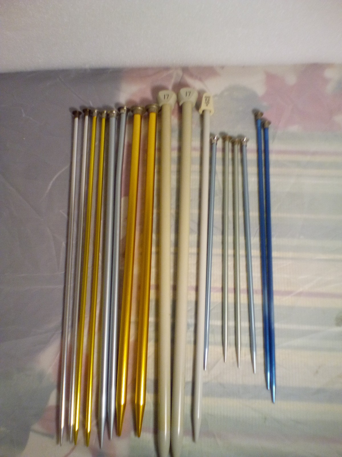 Mixed Lot of 17 Vintage Knitting Needles Metal Aluminum Plastic