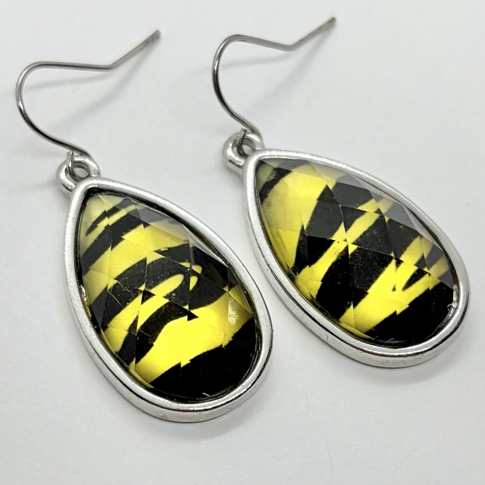 Vtg Faceted Resin Teardrop Yellow Black Dangle Earrings Hook Silvertone