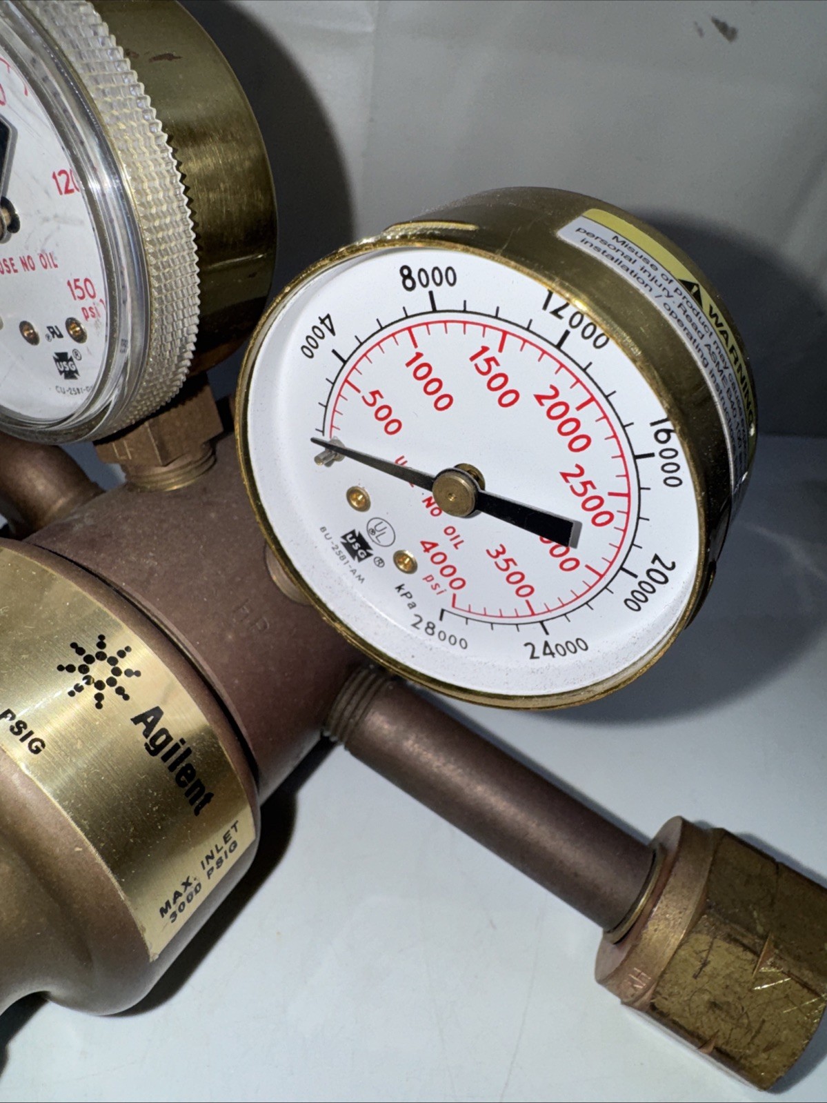 AGILENT 5183-4642 MULTI-STAGE REGULATOR. Placarded "Hydrogen”