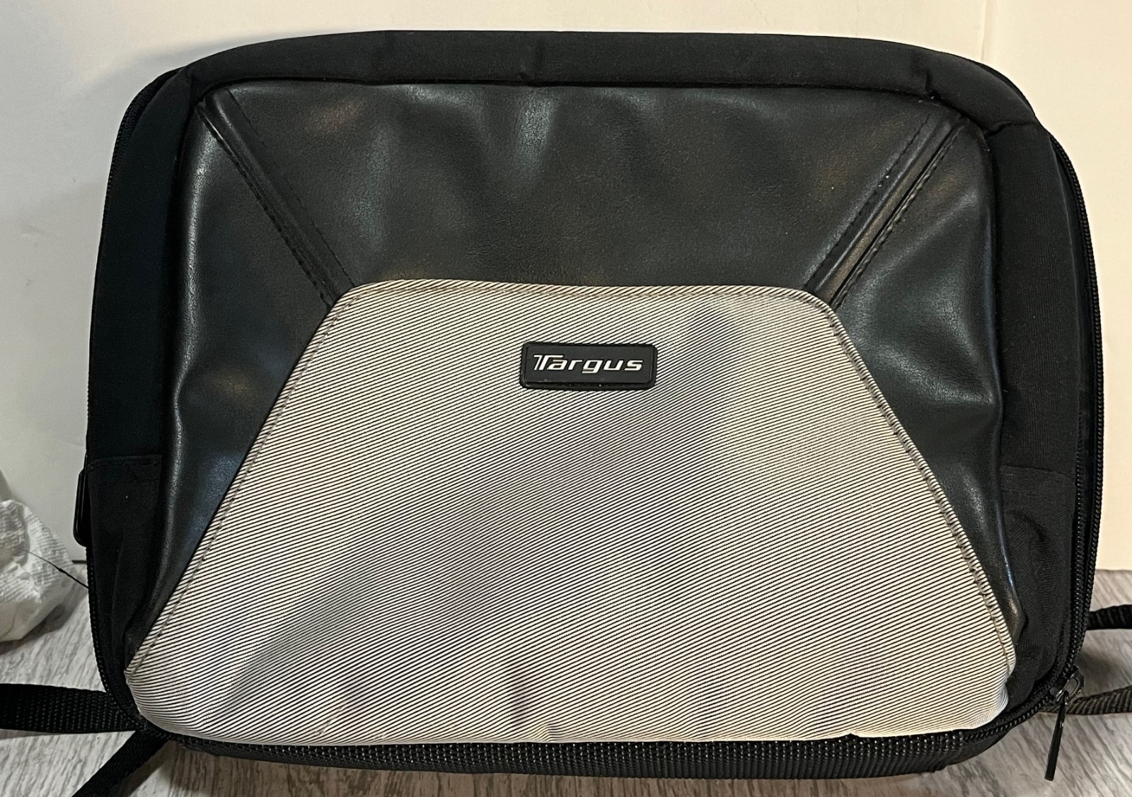 Targus Netbook Laptop Case Black Gray with Strap and Handle
