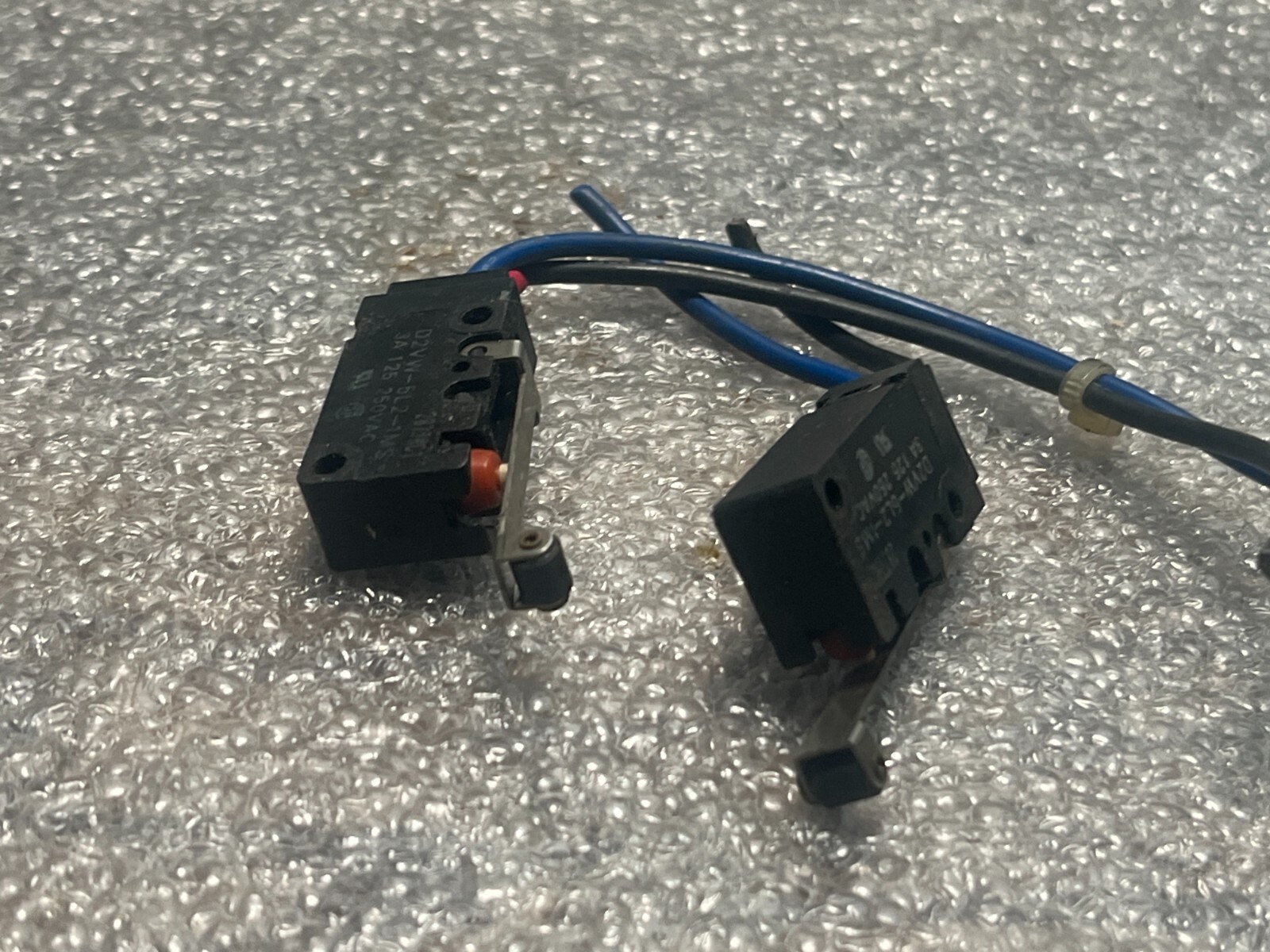 LOT OF 2 Switch D2VW-5L2-1MS Snap Action SPDT 3A