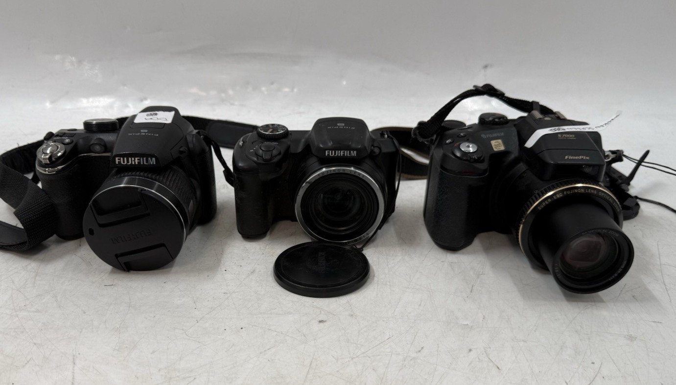 Lot of 3 Fujifilm Finepix Cameras As-Is GC-6840