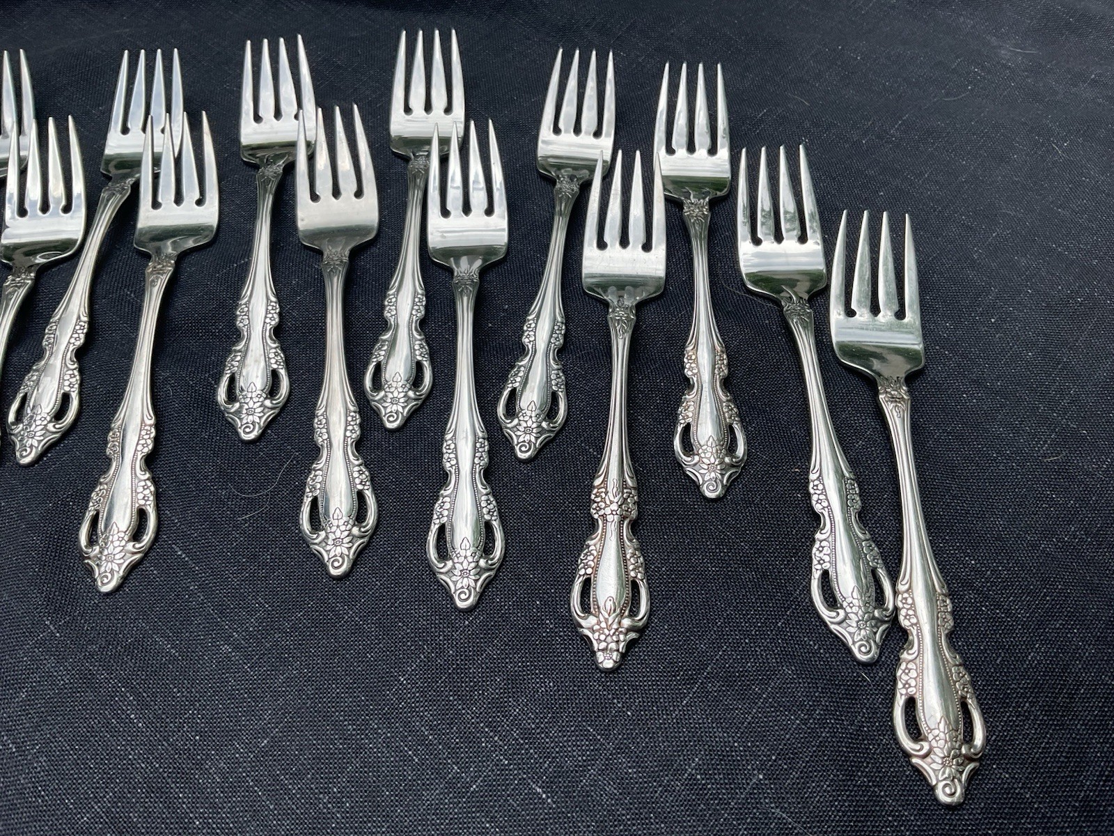 ONEIDA RAPHAEL Stainless Steel USA Flatware Set 101 Pieces