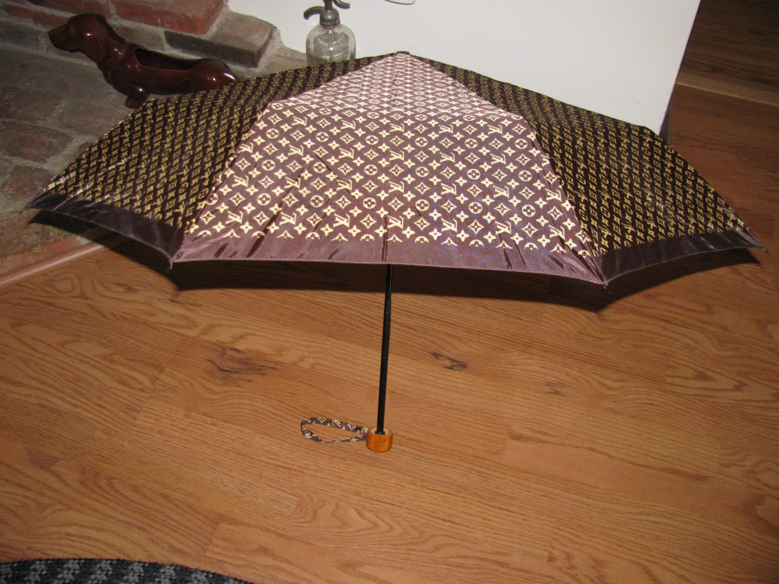 LOUIS VUITTON VINTAGE MONOGRAM BROWN AND GOLD UMBRELLA~EXCELLENT