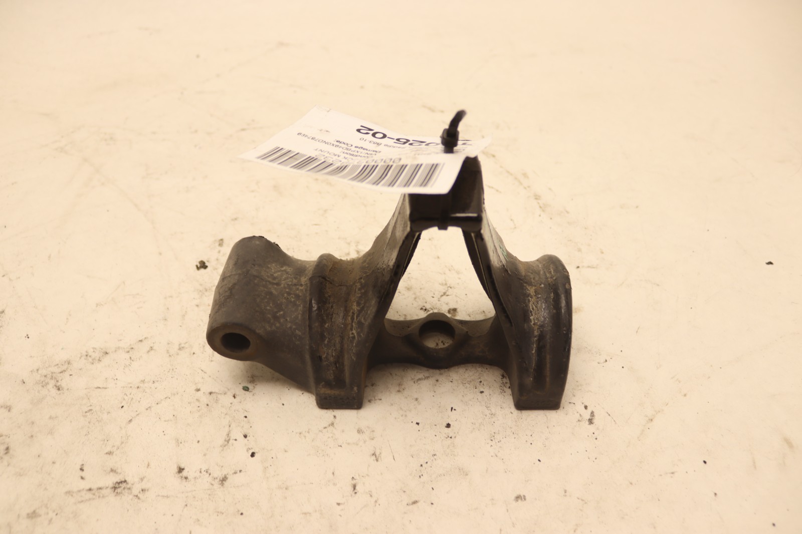 2018-2023 PETERBILT 579 FRONT SUSPENSION SHOCK SADDLE BRACKET MOUNT B63-1004 OEM