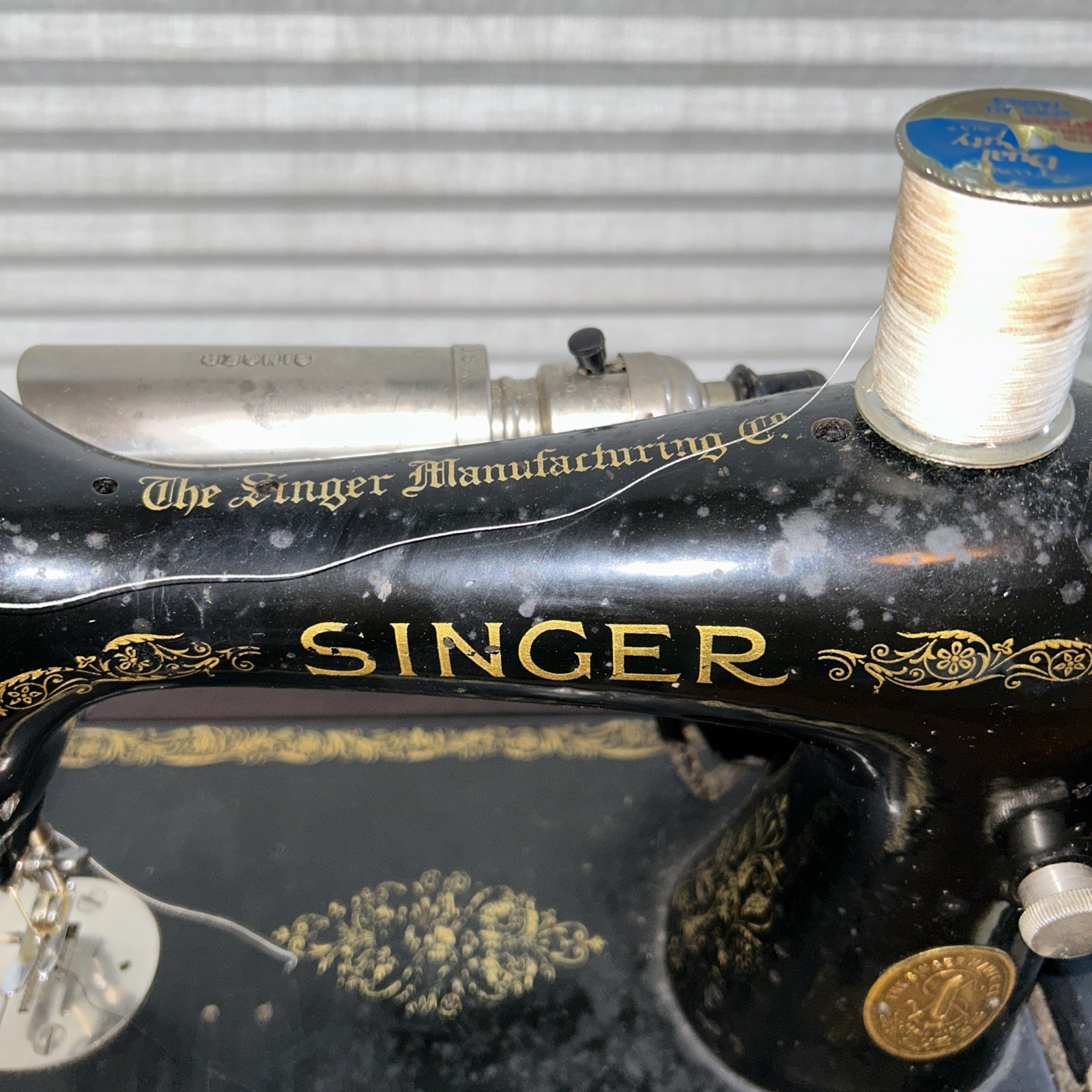 Vintage Singer Sewing Machine in Original Wood Case 🧵✂️
