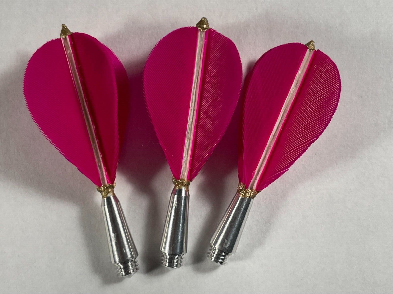 SHORT PINK REAL HAND MADE TURKEY FEATHER FLIGHTS 1/4 THREAD FOR VINTAGE DARTS