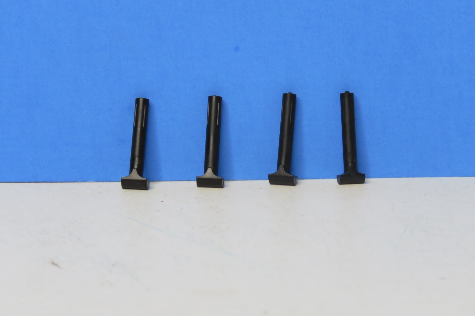 4 PIECES MOLDED CABOOSE SMOKE STACK BLACK PLASTIC L-1692