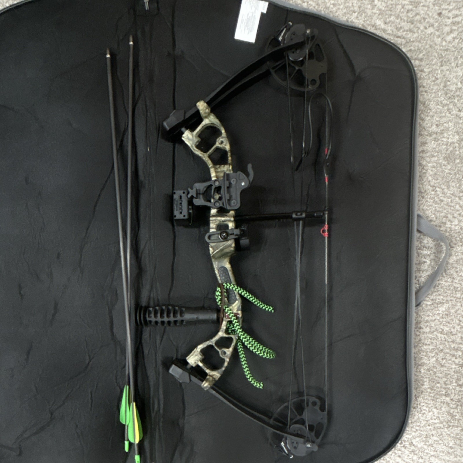 PSE Mini Burner left Hand Target Compound Bow 35 lb Package w/ Case & Arrows