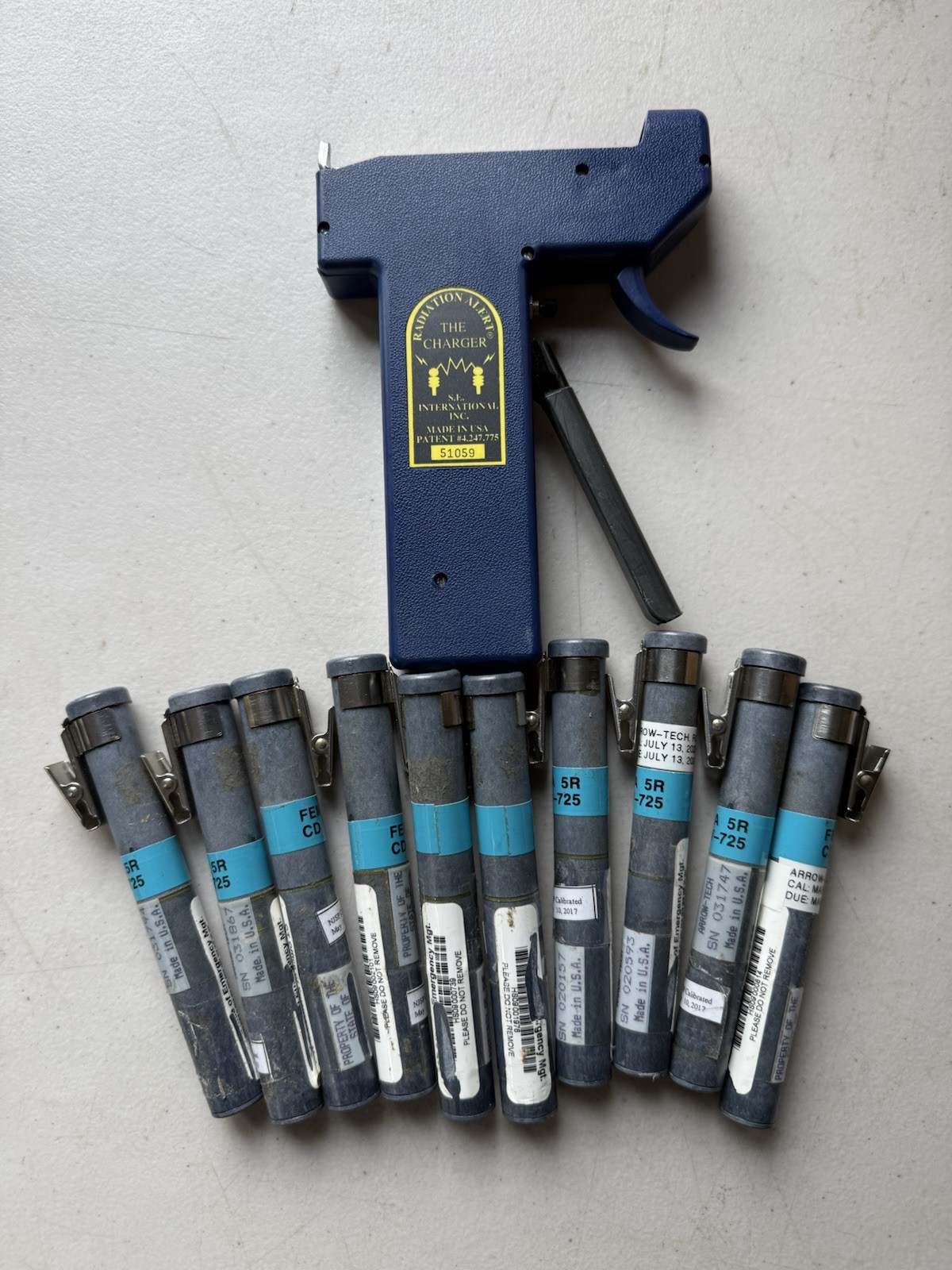 S.E. Radiation Alert Handheld Dosimeter Charger with 10 CD V-725 Dosimeter Used