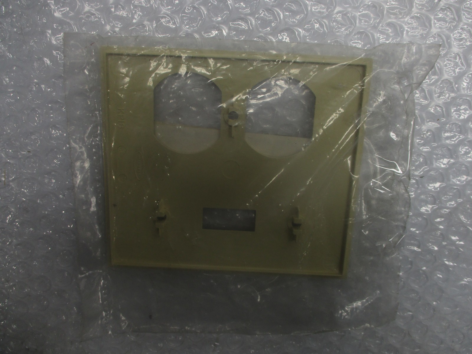 HUBBELL KP18 TOGGLE PLATE NSNP