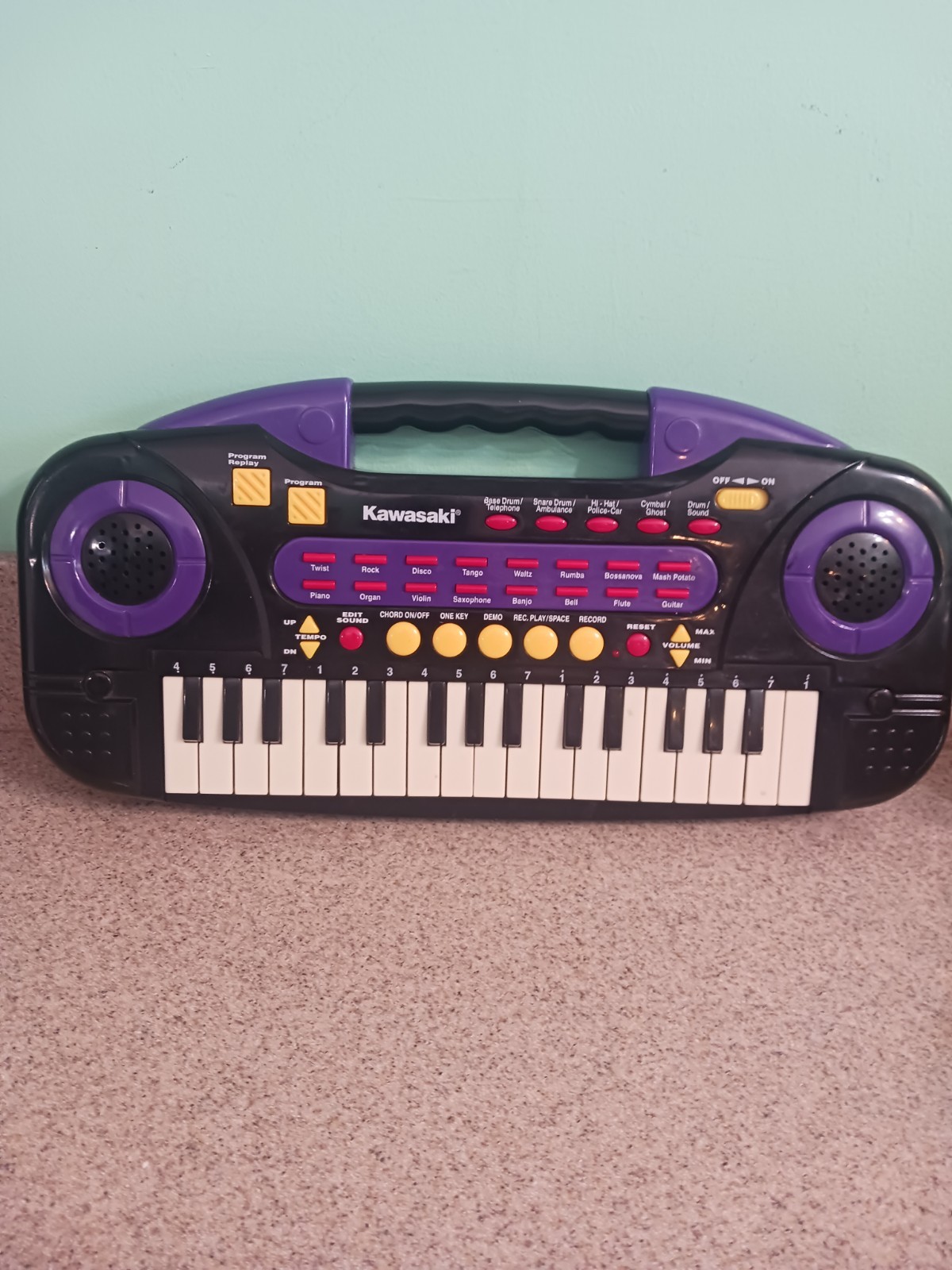 Vintage Kawasaki Electronic Keyboard. 32 Keys. WORKS BUT NOT CONSISTENTLY READ