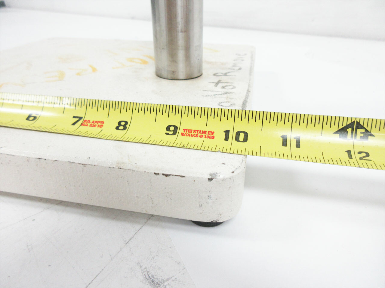 MICROSCOPE STAND HEAVY BASE WITH POST WEIGHT: 37.34 LBS