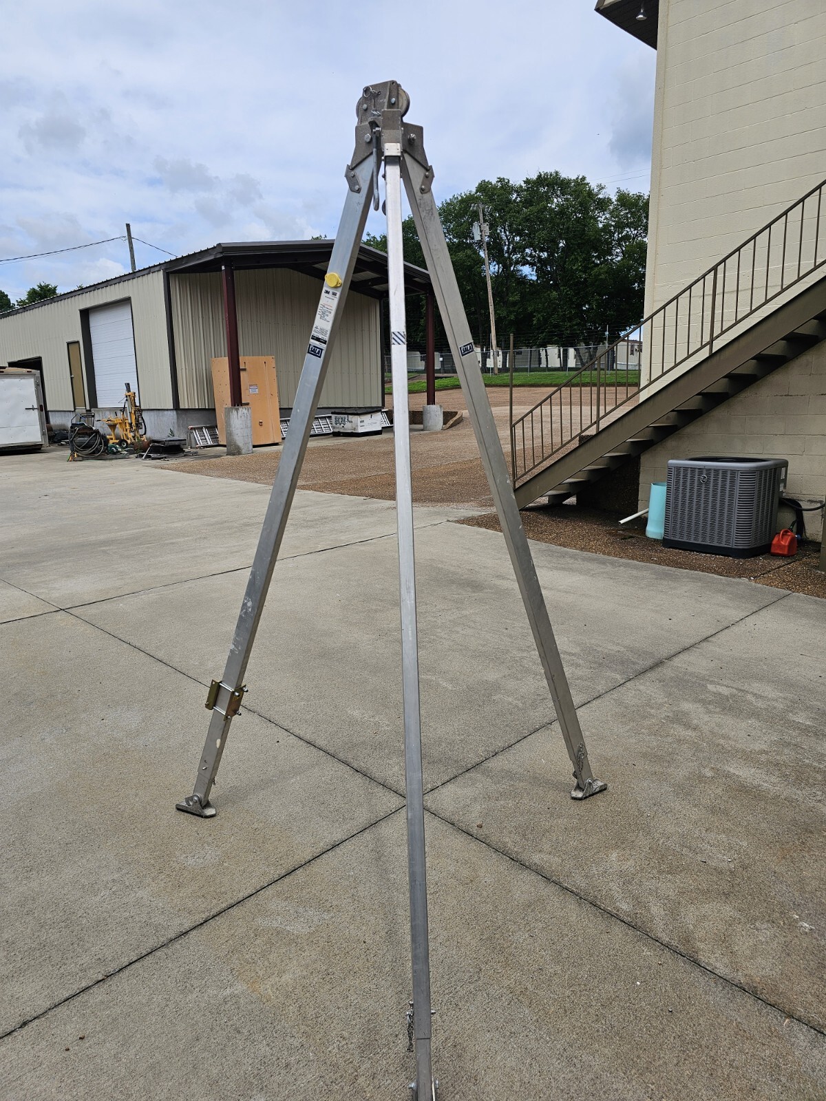 3M DBI-SALA 8000010 9' ALUMINUM CONFINED SPACE ENTRY TRIPOD FALL PROTECTION