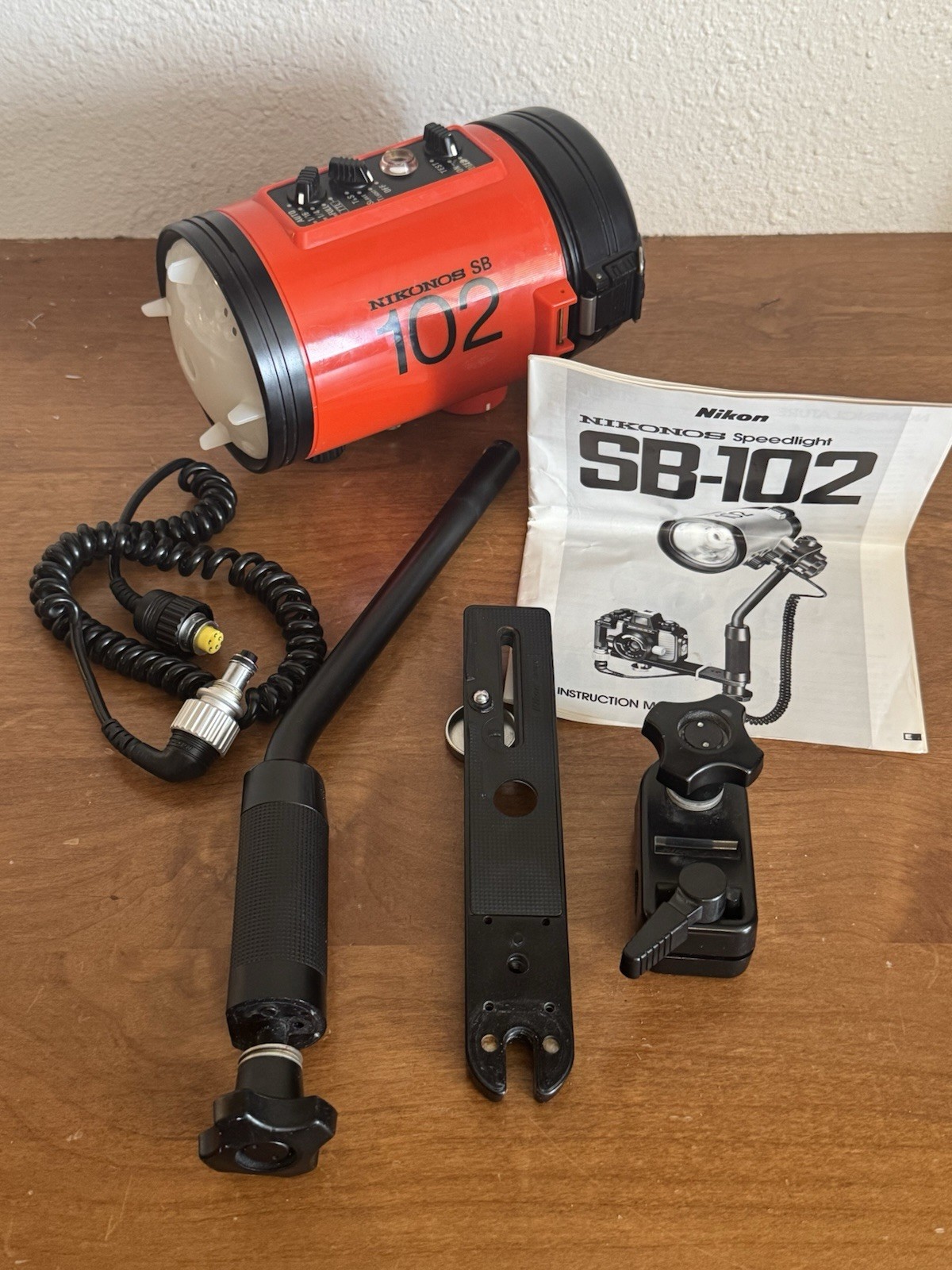 Nikon Nikonos SB-102 Speedlight Strobe Flash System w Bracket Manual Cable SB102