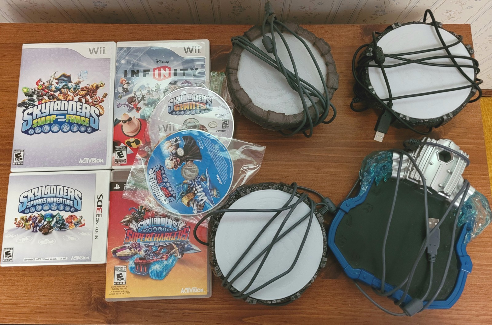 Skylanders Lot 7 GAMES and 4 Portals of Power for the Wii / PS3 / 3DS