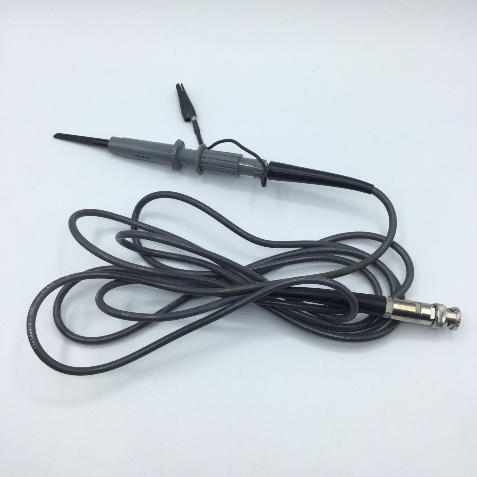 Tektronix 010-147 Probe with Screw On 013-0071-00 Probe Tip