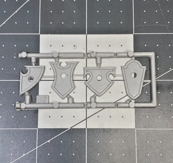 GW Vintage OLDHAMMER LARGE CHAOS SHIELD Sprue B2 Beastmen 80s Old World OOP AN26